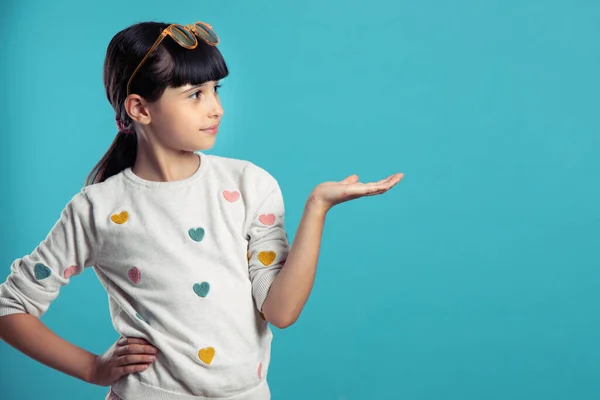 Mavi arka planda gülümseyen kız profili