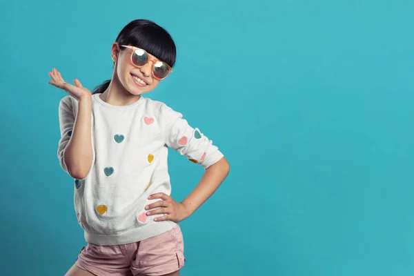 Mavi arka planda gülümseyen güzel kız.