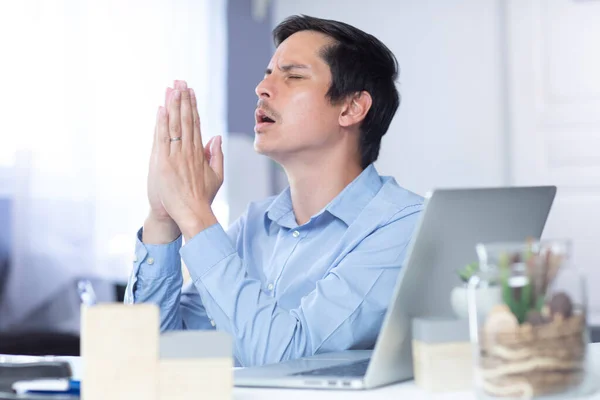 Adam ofiste dua ediyor ve çalışıyor.