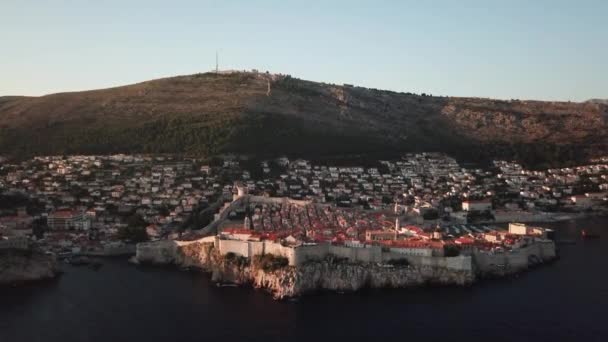 두브로브니크 올드 타운, 크로아티아. 아 드리아 해에 있는 중세 성벽의 공중에서 바라본 광경 — 비디오