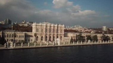 Dolmabahce Sarayı, İstanbul 'un tarihi simgesi İstanbul Boğazı' ndan Türkiye Hava Görüntüsü