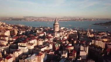 İstanbul Türkiye ve Galata Kulesi ve Boğazı Sinematik Hava Görüntüsü