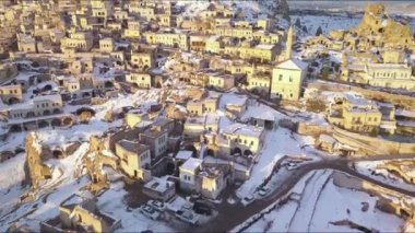 Uchisar Şehir Kapadokya, Türkiye. Kışın Mağara Otelleri ve Evlerinin Havadan Görünümü