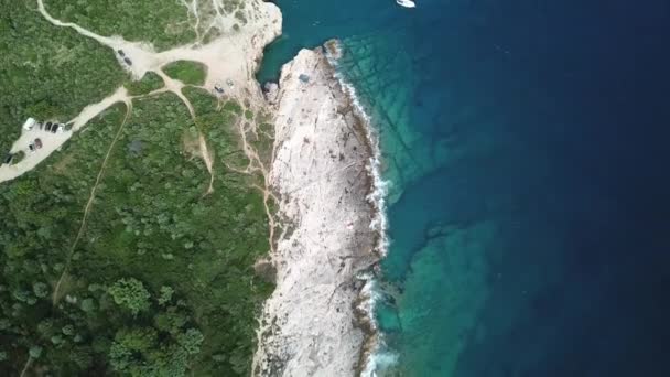 クロアチア、アドリア海沿岸、鳥の目海岸線と透明海の空中ビュー — ストック動画