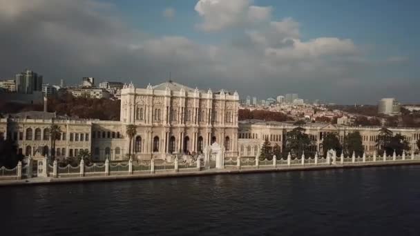 Dolmabahce Palace, Bezienswaardigheid van Istanbul Turkije Luchtfoto uitzicht vanaf Bosporus Straat — Stockvideo