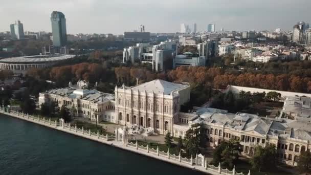 Dolmabahce Palace, Istanbul Turkije, Luchtfoto van bezienswaardigheden en voetbalstadion — Stockvideo