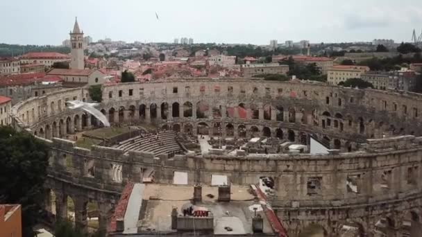 ローマの円形劇場、プーラ・アリーナの空中ビュー、ランドマークの上を飛ぶカモメ — ストック動画