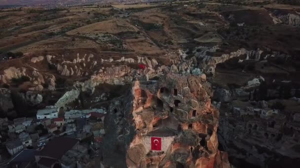 Καππαδοκία, Αεροφωτογραφία του ορεινού Ortahisar Castle με σπήλαια και τουρκική σημαία — Αρχείο Βίντεο