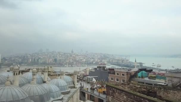 土耳其伊斯坦布尔：多雾冬日，金角桥和加拉塔桥的空中 — 图库视频影像