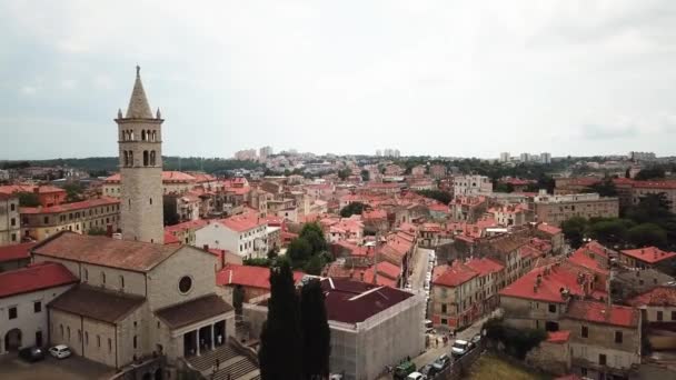 Kroatien, Pula Stadtbild aus der Luft, Glockenturm des Klosters St. Antonius und Innenstadt — Stockvideo