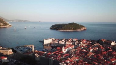Dubrovnik Eski Şehir ve Lokrum Adası, Hırvatistan. Statik Hava Aracı Görünümü