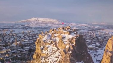 Uchisar Kapadokya, Türkiye. Antik Kalenin Üzerinde Türk Bayrağının Hava Görüntüsü