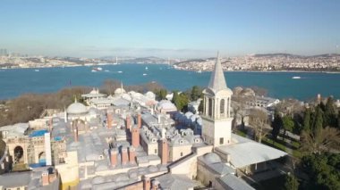 Güneşli bir günde İstanbul, Türkiye ve Topkapı Saray Sarayı ve Boğazı Havadan Görünümü