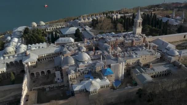 터키 이스탄불. 공중에서 본 오스만의 토프 카피 궁전 과 보스포루스 해협 — 비디오