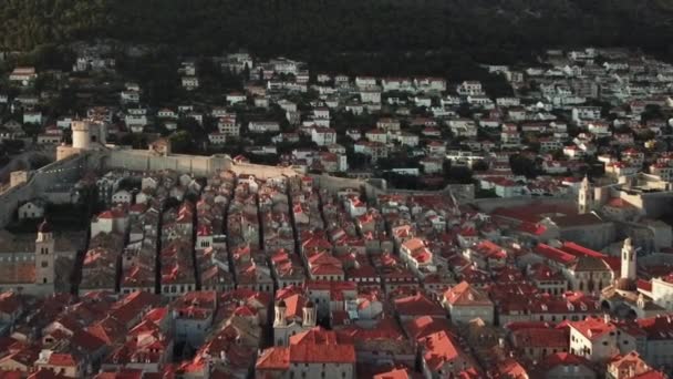 Kroatien, Gamla stadsmuren i Dubrovnik, Flygfoto över Dalmatiens fästning — Stockvideo