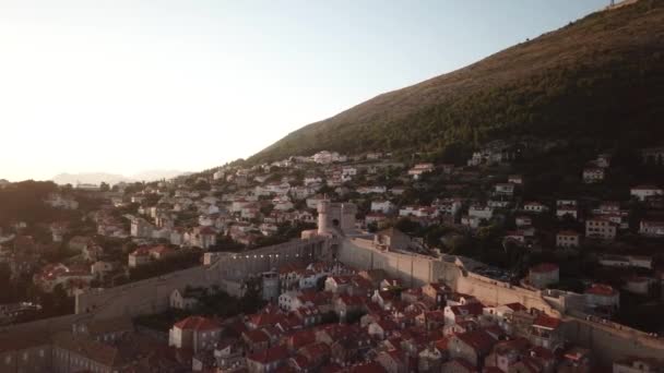 Vue Aérienne Des Murs De La Vieille Ville De Dubrovnik Et De La Forteresse De Manceta, Croatie — Video