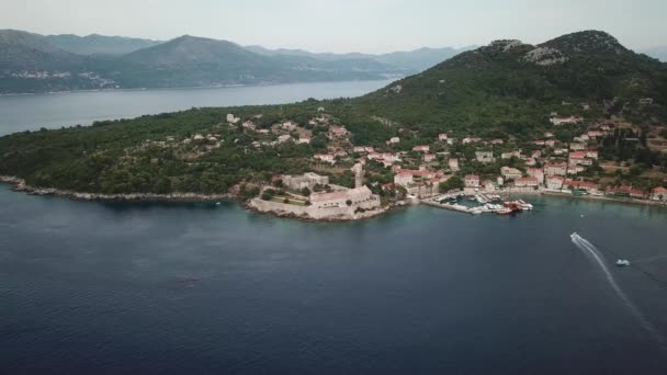 Lopud Island, Kroatien. Flygfoto över kustlinje, kloster, kyrka och båtar — Stockvideo