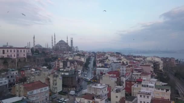 Luftaufnahme von Istanbul. Straßenverkehr mit blauer Moschee und kleiner Hagia Sophia — Stockvideo