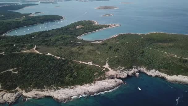 Premantura Yarımadası, Hırvatistan. Lagoon 'daki Cape ve Yelkenli Teknelerinin Hava Görüntüsü — Stok video