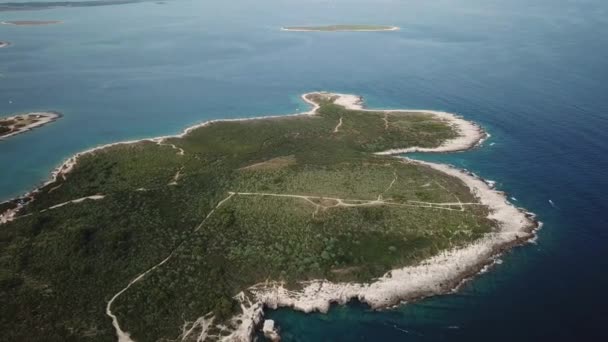 Kamenjak Cape, schiereiland Premantura, Kroatië, Uitzicht vanuit de lucht op de Scenic Coast — Stockvideo