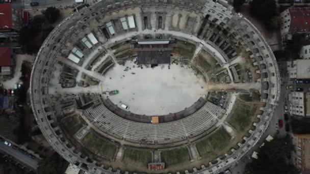 크로아티아의 폴라 아레나. 고대 로마 암 피극장의 꼭대기에서 바라본 공중 곡면 — 비디오
