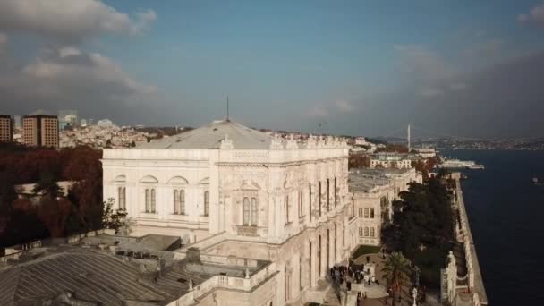 ドルマバフチェ王宮。イスタンブールトルコ。オスマン博物館建造物の空中写真 — ストック動画