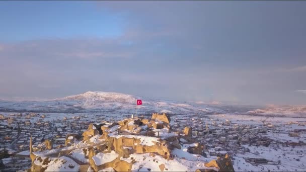 Bandeira Turca Acenando em Hill Above City na Capadócia. Vista aérea de inverno — Vídeo de Stock