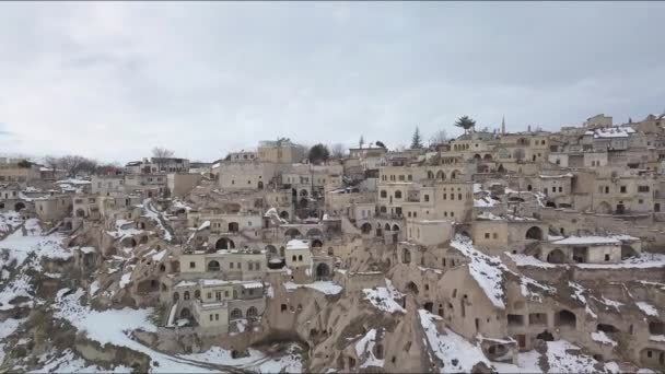 Cappadocia, Törökország. Téli légi kilátás HIllside város homokkő barlangok — Stock videók