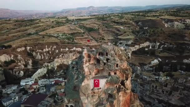 Ortahisar Kalesi, Kapadokya, Türkiye. Mağara Kalesi 'nin Havadan Görünümü, Türk Bayrağı — Stok video