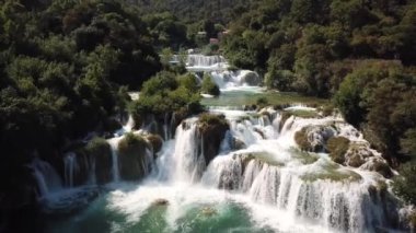 Krka Ulusal Parkı, Hırvatistan. Nehir Şelalelerinin Drone Hava Görüntüsü