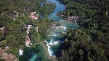 Hırvatistan 'ın başkenti Hırvatistan' daki Krka Nehri ve Şelalesinin Kuş Gözü Görünümü