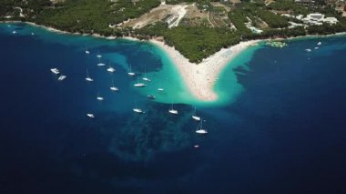 Zlatni Rat namı diğer Altın Pelerin Plajı. Hırvatistan 'ın Manzaralı Brac Adası Havadan Görünümü