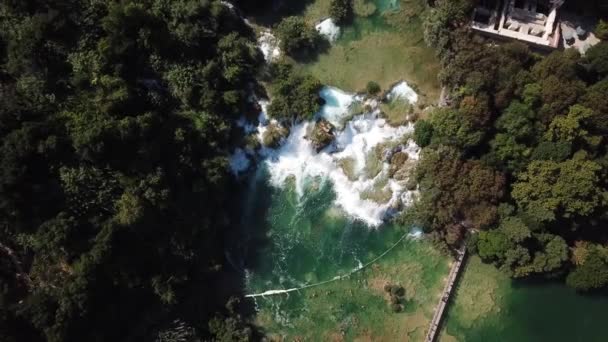 Parque Nacional Krka, vista aérea de arriba hacia abajo del paisaje y las Watefalls en Croacia — Vídeos de Stock