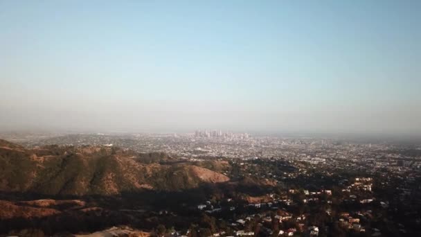 Downtown Los Angeles Skyline, Drone vista aérea da cidade em Haze, Califórnia EUA — Vídeo de Stock