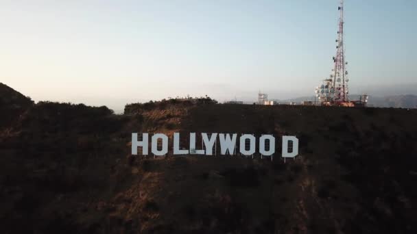 Hollywood Sign, Los Angeles, Californië Verenigde Staten. Luchtfoto op zonsondergang Zonlicht — Stockvideo