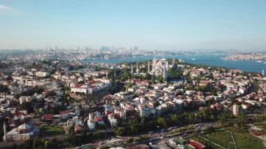 Önünde camiler ve Skyline 'da Yeni Şehir Merkezi olan eski İstanbul. Hava Görünümü
