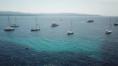 Hırvatistan 'ın Brac Adası kıyısındaki Adriyatik Denizi' nde Çapalı Yelkenlinin Üzerinde Uçmak