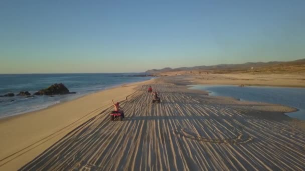 Plaj Kumu 'nda Binicilik Avlusu. Cabo San Lucas, Meksika 'da ATV' si olan bir grup insan — Stok video
