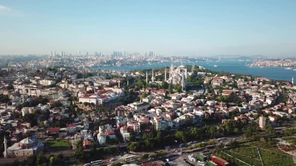 Old Istanbul With Mosques in Front and New Downtown in Skyline (em inglês). Vista aérea — Vídeo de Stock