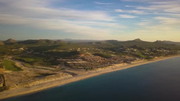 Playa el Faro, Cabo San Lucas, Mexico. Luchtfoto van strand in vakantiebestemming — Stockvideo