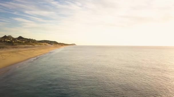 Cabo San Lucas, Meksika. Boş El Faro Sahili ve Pasifik Okyanusu 'nun havadan görünüşü — Stok video