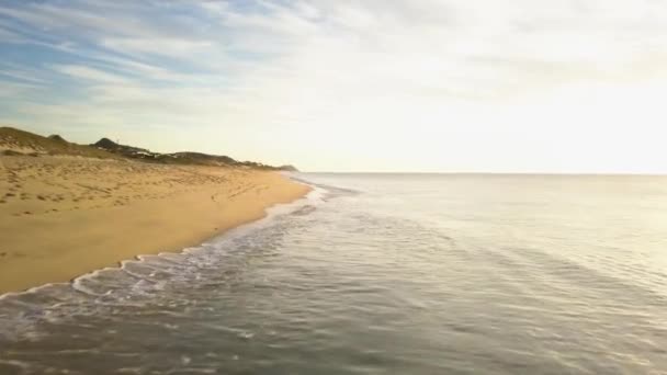 Widok z lotu próżni Plaża w Cabo San Lucas, Meksyk, White Sand Ocean Waves — Wideo stockowe