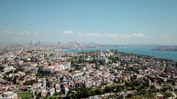 Vista aérea de Istambul Turquia. Mesquitas, Bósforo e Centro da cidade no dia ensolarado — Vídeo de Stock