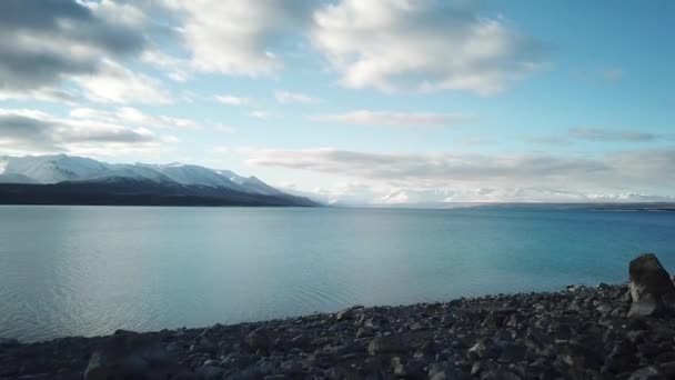 Belleza Natural de Nueva Zelanda, Vista Aérea del Lago Pukaki Bajo el Monte Cook — Vídeos de Stock