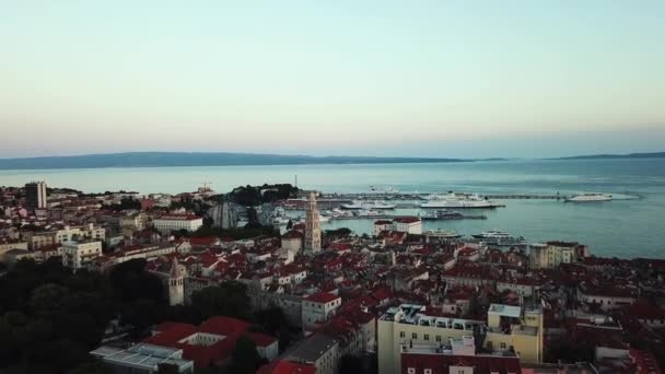 분단, 크로아티아. 공중에 떠 있는 해안 도시, 랜드마크 및 아드리 아해의 항구 — 비디오