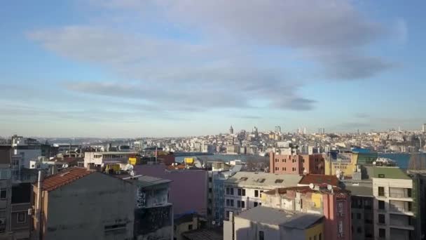 Istanbul, Turkije, Boven residentiële gebouwen vliegend naar Bosporus, Luchtfoto — Stockvideo