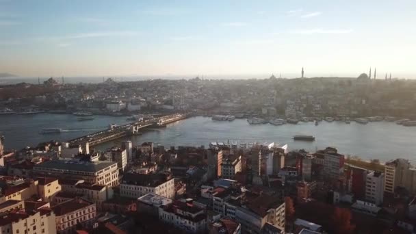 Стамбул Турция, Вид с воздуха на Галатский мост Босфорского пролива под закатом — стоковое видео