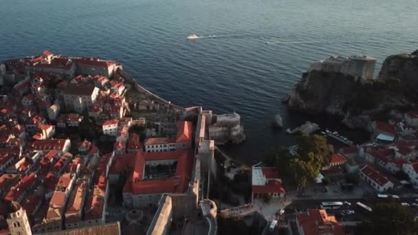 Letecký pohled na staré hradby Dubrovníku, Chorvatsko, Bokar a Lovrijenac Fort — Stock video