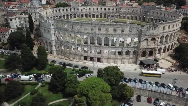 Static Aerial View of Pula Arena, Horvátország. Napi forgalom a régi római mérföldkő — Stock videók