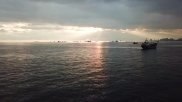 トルコのイスタンブール、マルマラ海の夕日。貨物船の空中展望シルエット — ストック動画